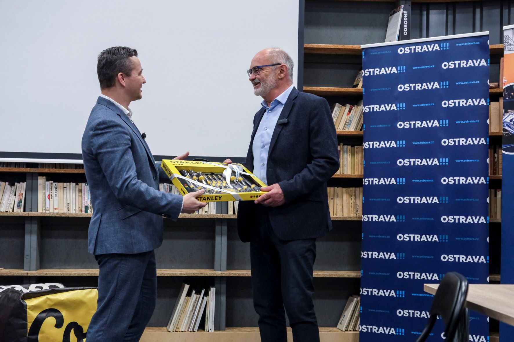 Náměstek primátora Aleš Boháč s jednatelem společnosti OZO Ostrava Karlem Beldou. Foto: Adolf Horsinka