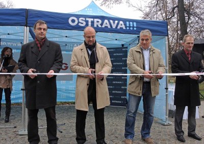 Sady jsou otevřeny (zleva): arch. R. Václavík, místostarosta MOaP D. Mouka, náměstek primátora D. Madej a J. Malík z fy Strabag. Foto: J. Urban