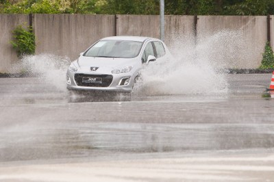 Zkouška řidičských dovedností na kluzné ploše  Foto: J. Zerzoň