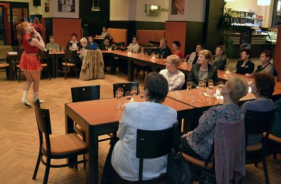 FOTO: Školští pracovníci sledují vystoupení mažoretek. Snímky Petr Havránek