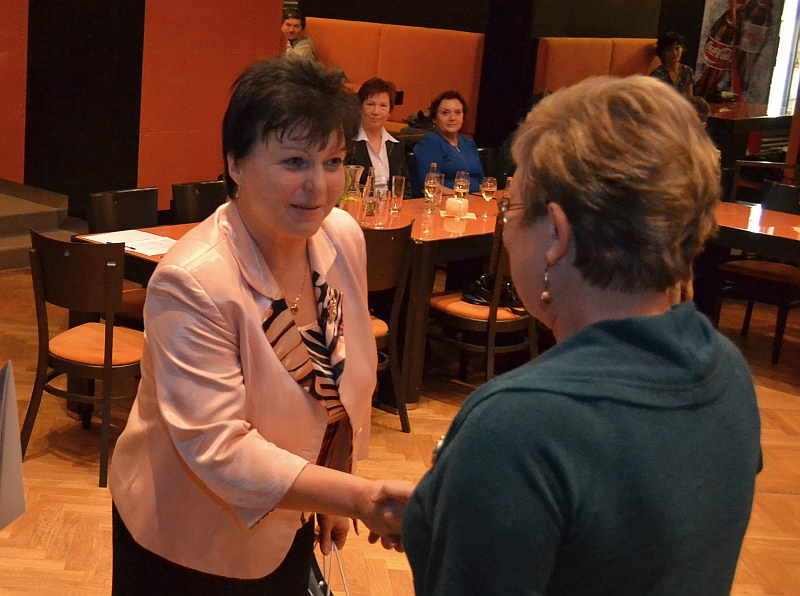 Pamětní list a dárky předala školským pracovníkům M. Szücsová