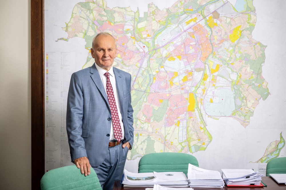 Náměstek primátora Jiří Vávra s pracovní mapou Ostravy. Ilustrační foto. Autor: Jiří Zerzoň