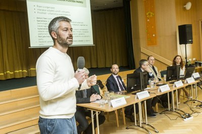Nikos Kotupas, člen týmu architektky Evy Špačkové, při prezentaci studie alternativního návrhu umístění VTP. Foto: J. Zerzoň