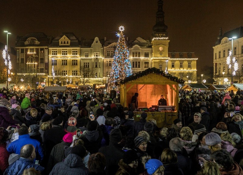 Vánoční strom září na náměstí Vánoční strom září na náměstí