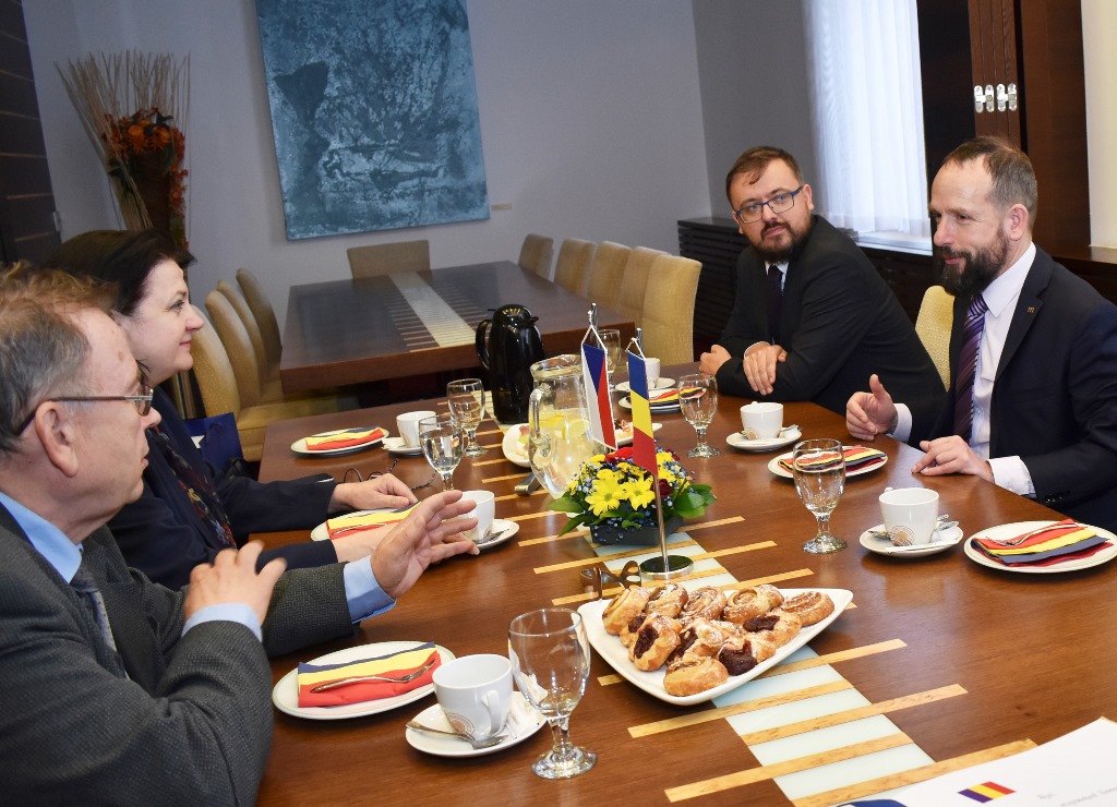 Primátor Tomáš Macura (zcela vpravo) jedná s rumunskou velvyslankyní. Foto: René Stejskal  Primátor Tomáš Macura (zcela vpravo) jedná s rumunskou velvyslankyní. Foto: René Stejskal