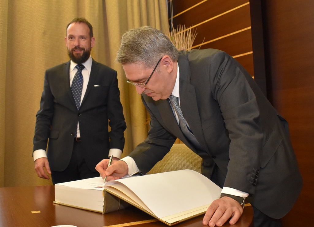 Velvyslanec Ruské federace Alexandr V. Zmejevskij při zápisu do pamětní knihy. Foto: René Stejskal Velvyslanec Ruské federace Alexandr V. Zmejevskij při zápisu do pamětní knihy. Foto: René Stejskal