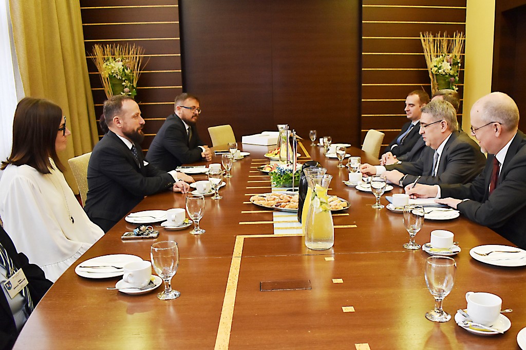 Tomáš Macura a Andrea Hoffmannová jednají s ruským velvyslancem. 