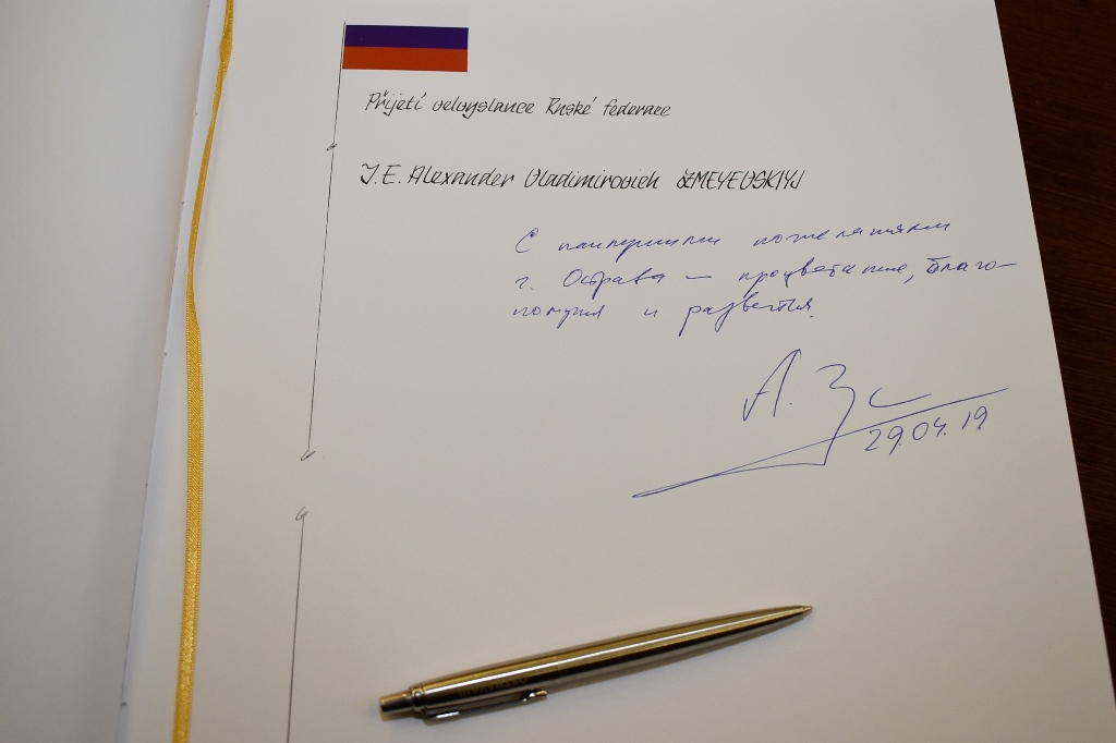 Zápis ruského velvyslance v pamětní knize města Ostravy. 