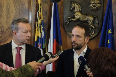 Ministr životního prostředí Richard Brabec (vlevo) a primátor Tomáš Macura při tiskovém brífinku v síni Rady města Ostravy. Foto: J. Urban