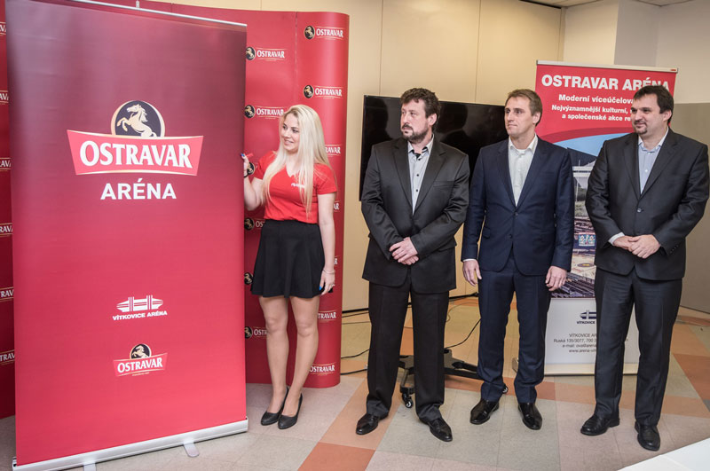 Logo Ostravar Arény si prohlížejí. Zprava náměstek primátora Martin Štěpánek, jednatel Pivovarů Staropramen Jaroslav Vích a předseda představenstva Vítkovice Aréna Kamil Vrubl. Foto: L. Kaboň 