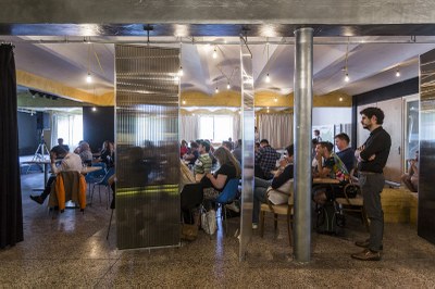 Kulturní centrum Cooltour na Černé louce při besedě s Tomášem Macurou. Foto: J. Zerzoň 