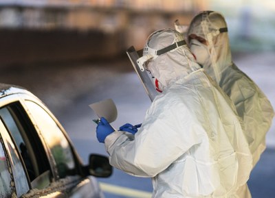 Odběr vzorku pro vyšetření na koronavirus. Foto: Boris Renner