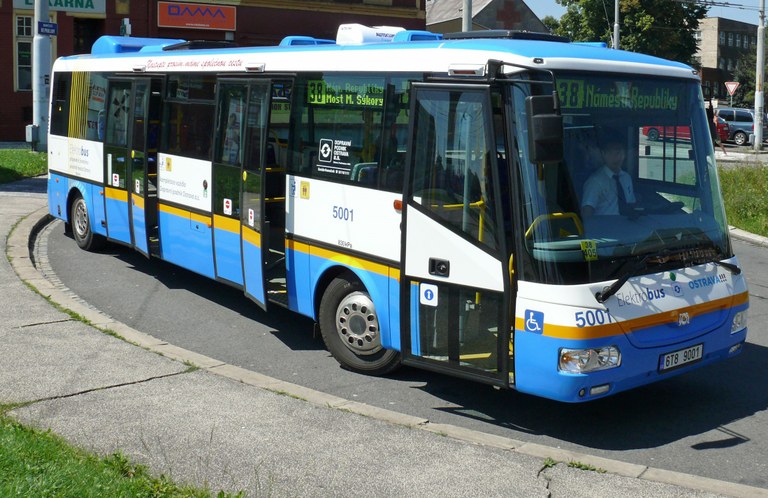 Samostatný BUS pruh na ulici Místecké