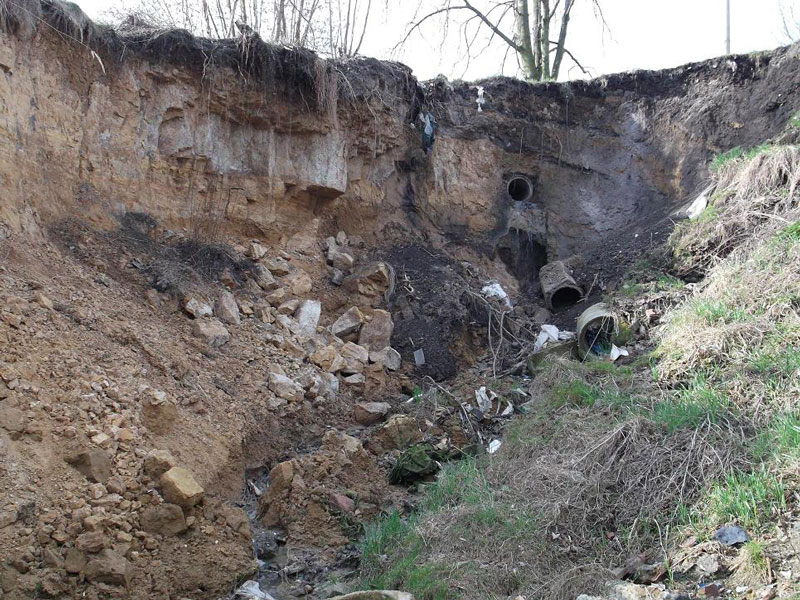 Poničena byla i kanalizace