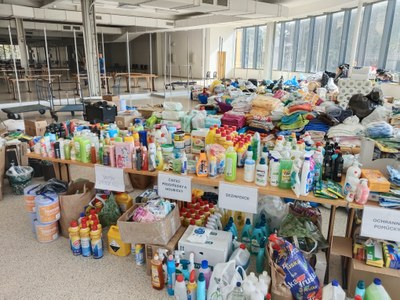 Uvnitř sběrného místa pro pomoc při povodních. Foto: MMO