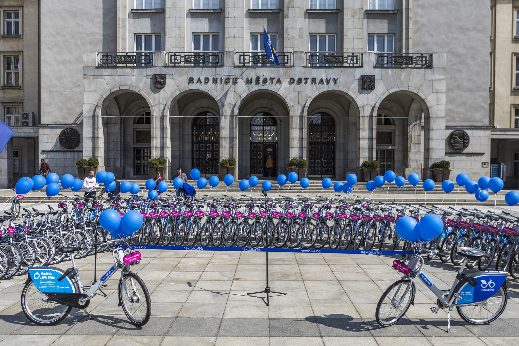 Modrá kola před radnicí při zahájení uplynulé sezóny. Foto: Jiří Zerzoň Modrá kola před radnicí při zahájení uplynulé sezóny. Foto: Jiří Zerzoň