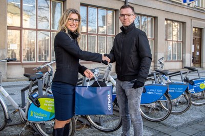 Dominik Koutný, nejaktivnější uživatel bikesharingu v Ostravě i celé ČR, s náměstkyní primátora Kateřinou Šebestovou. Foto: Lukáš Kaboň