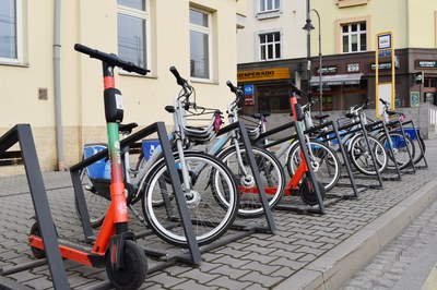 Elektrokoloběžky (oranžové) nedaleko vlakové zastávky Stodolní. Foto MMO.