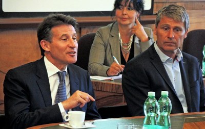 Sebastian Coe hovoří ke členům Rady města Ostravy. Vpravo je Jan Železný. Foto: J. Urban