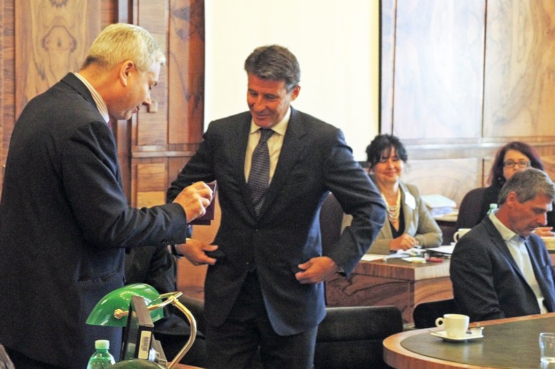 Petr Kajnar předává hostovi Petřkovickou venuši.