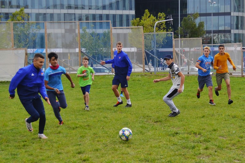 Děti hrají fotbal na "Malých Bazalech" které vyrostly u obchodního centra Nová Karolina v rámci festivalu Landscape. Děti hrají fotbal na "Malých Bazalech" které vyrostly u obchodního centra Nová Karolina v rámci festivalu Landscape.