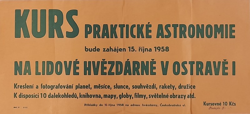 Plakát z roku 1958 zve na astronomický kurz do Lidové hvězdárny. Zdroj: AMO