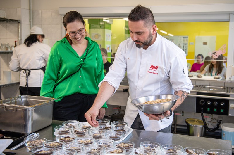 Šéfkuchař David Valíček znovu vařil pro Fajne školní bistro Šéfkuchař David Valíček znovu vařil pro Fajne školní bistro
