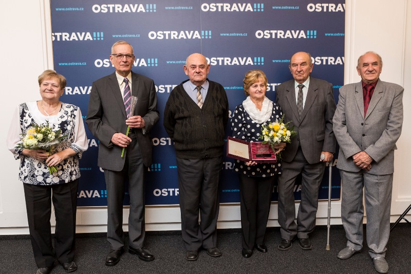 Na snímku zleva: Markéta Vartová, Milan Weber, Vladimír Slavík, Hana Kokešová z Klubu seniorů Nová Bělá, Zdeněk Kudělka a Lumír Adamus. Foto: J. Zerzoň