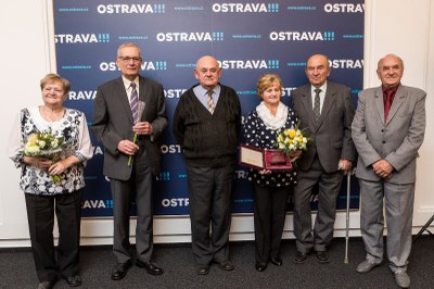 Na snímku zleva: Markéta Vartová, Milan Weber, Vladimír Slavík, Hana Kokešová z Klubu seniorů Nová Bělá, Zdeněk Kudělka a Lumír Adamus. Foto: J. Zerzoň