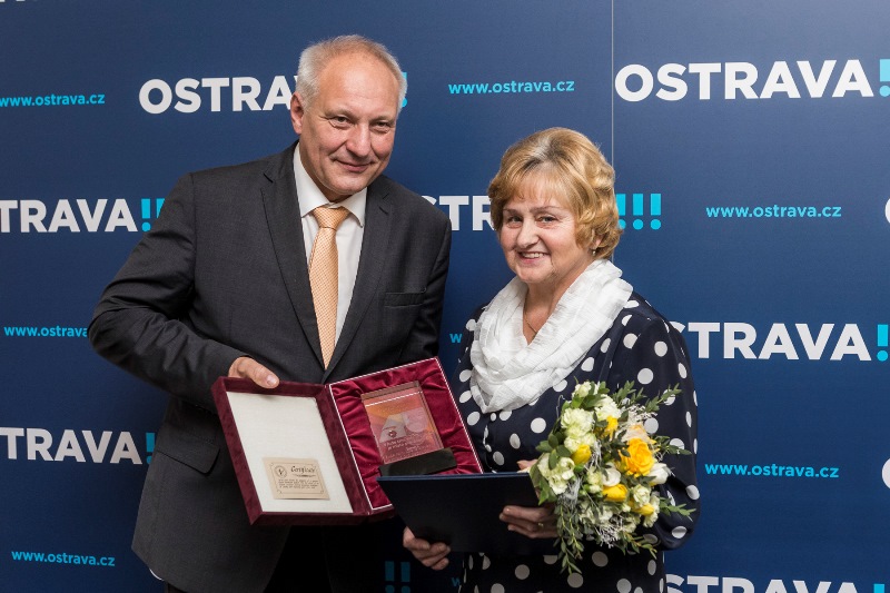 Náměstek primátora Zbyněk Pražák blahopřeje Haně Kokešové z Klubu seniorů Nová Bělá.