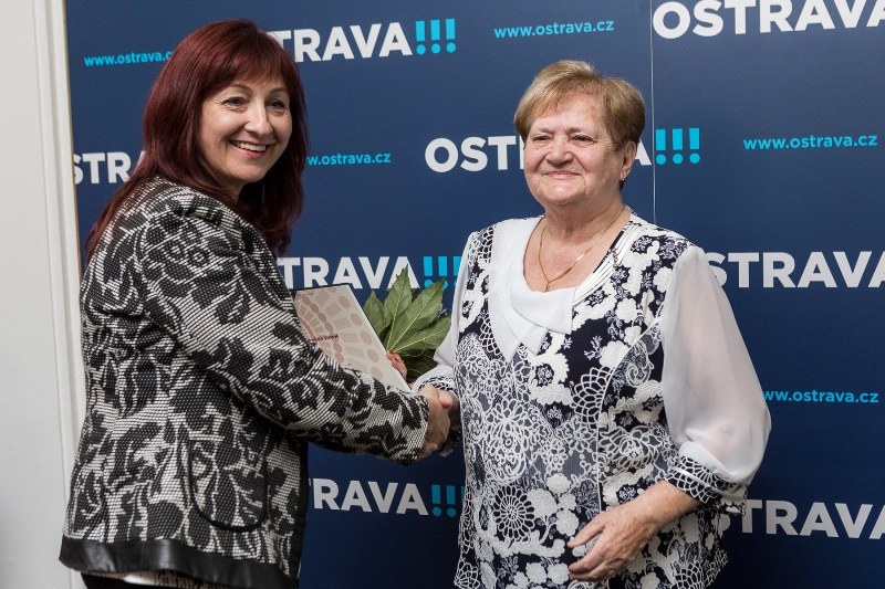 Náměstkyně primátora Iveta Vozňáková blahopřeje k nominaci Markétě Vartové.