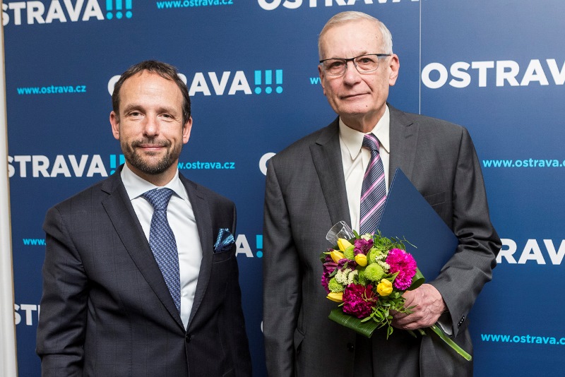 Primátor Tomáš Macura na památečním snímku s vítězem ankety Milanem Webrem.