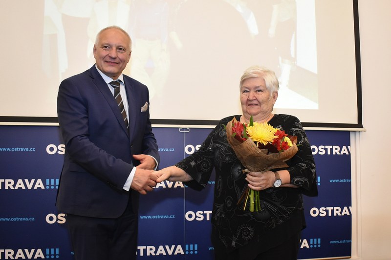 Předsedkyně vítězného klubu Sdružení seniorů OSŽ Ostrava Helena Čiklová převzala cenu od náměstka Zbyňka Pražáka.