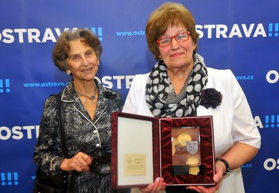 Vítězka ankety Hana Papežová-Kolářová (vpravo) s loňskou Seniorkou roku Věrou Heroldovou. Foto: J. Urban