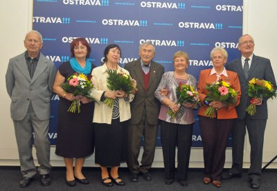 Ocenění v anketě města Ostravy Senior roku 2015: zleva Jaroslav Málek, Lenka Kocierzová, Anna Buroňová, Rajko Doleček, Antonie Gorová, Ludmila Holubová ze Společnosti senior a Jan Breník. Foto: J. Urban