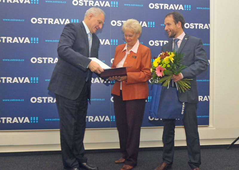 L. Holubová převzala cenu pro Společnost senior.