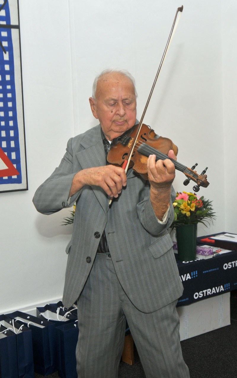 Na housle zahrál jeden z laureátů J. Málek.