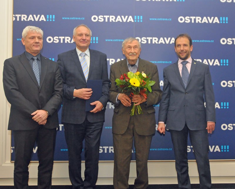 Zleva starosta Poruby P. Mihálik, náměstek primátora Z. Pražák, R. Doleček, primátor T. Macura.