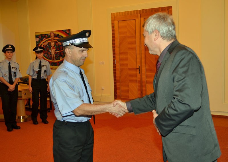 Strážník Robert Súdek a primátor