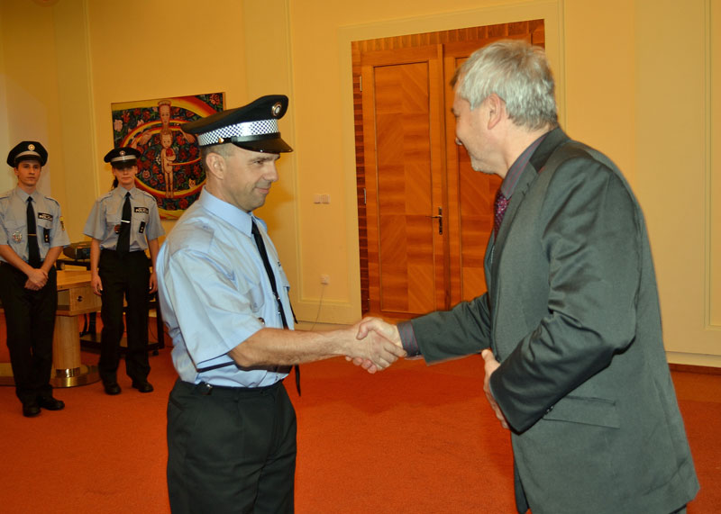 Strážník Robert Súdek a primátor