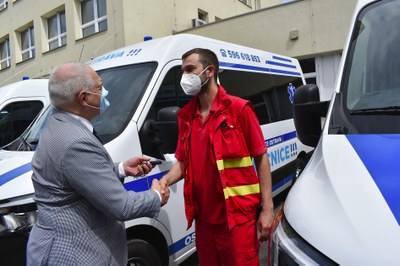 Náměstek primátora Zbyněk Pražák předává řidiči klíče od nové sanitky Renault Master. Foto: René Stejskal