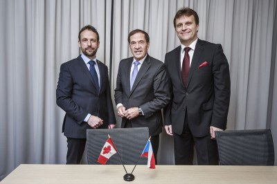 Zleva primátor Tomáš Macura, velvyslanec Kanady Otto Jelinek a 1. náměstek primátora Lumír Palyza. Foto: J. Zerzoň