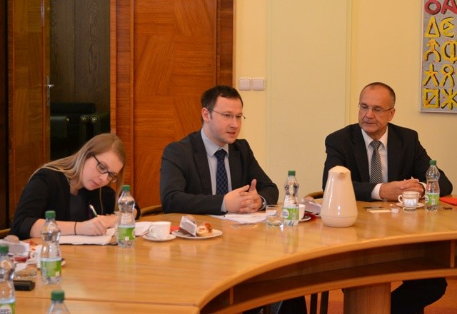 Schůzky se zúčastnil také prorektor pro rozvoj a soc. vtahy Jaromír Gottvald z VŠB-TUO a Petr Černikovský (vlevo) z MŠMT.