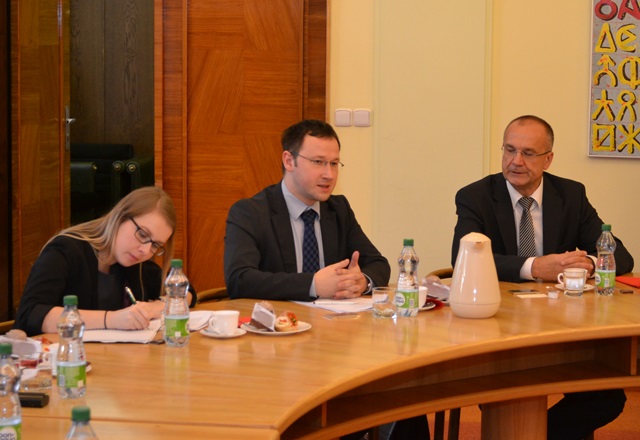 Schůzky se zúčastnil také prorektor pro rozvoj a soc. vtahy Jaromír Gottvald z VŠB-TUO a Petr Černikovský (vlevo) z MŠMT.