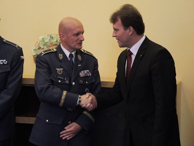 Brigádní generál Libor Štefánik se zdraví s 1. náměstkem primátora Lumírem Palyzou. Foto: J. Urban