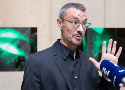 Výtvarník David Michalek při vernisáži své výstavy v Galerii města Ostravy. Foto: J. Zerzoň