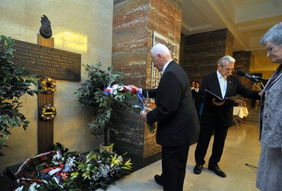 Na snímku: Kytice květů položili členové organizací, představitelé samospráv nebo politických stran. Foto: Jiří Urban
