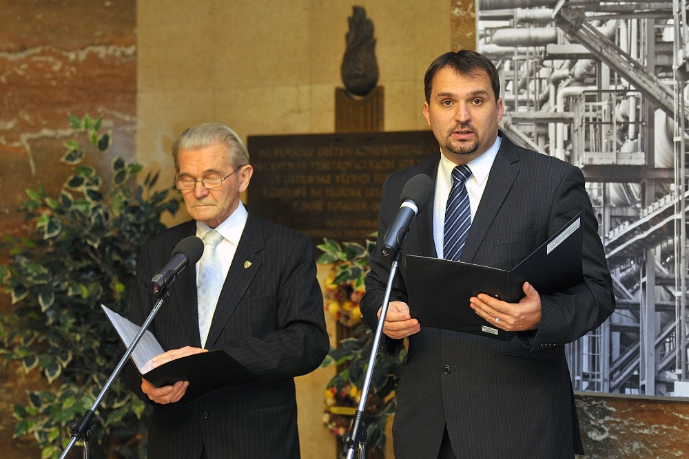 Jménem města Ostravy hovořil k přítomným Martin Štěpánek (vpravo).