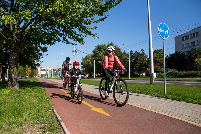 Celkem 75 km cyklostezek je určeno i pro chodce, ať už s odděleným pruhem nebo bez. Foto: J. Zerzoň