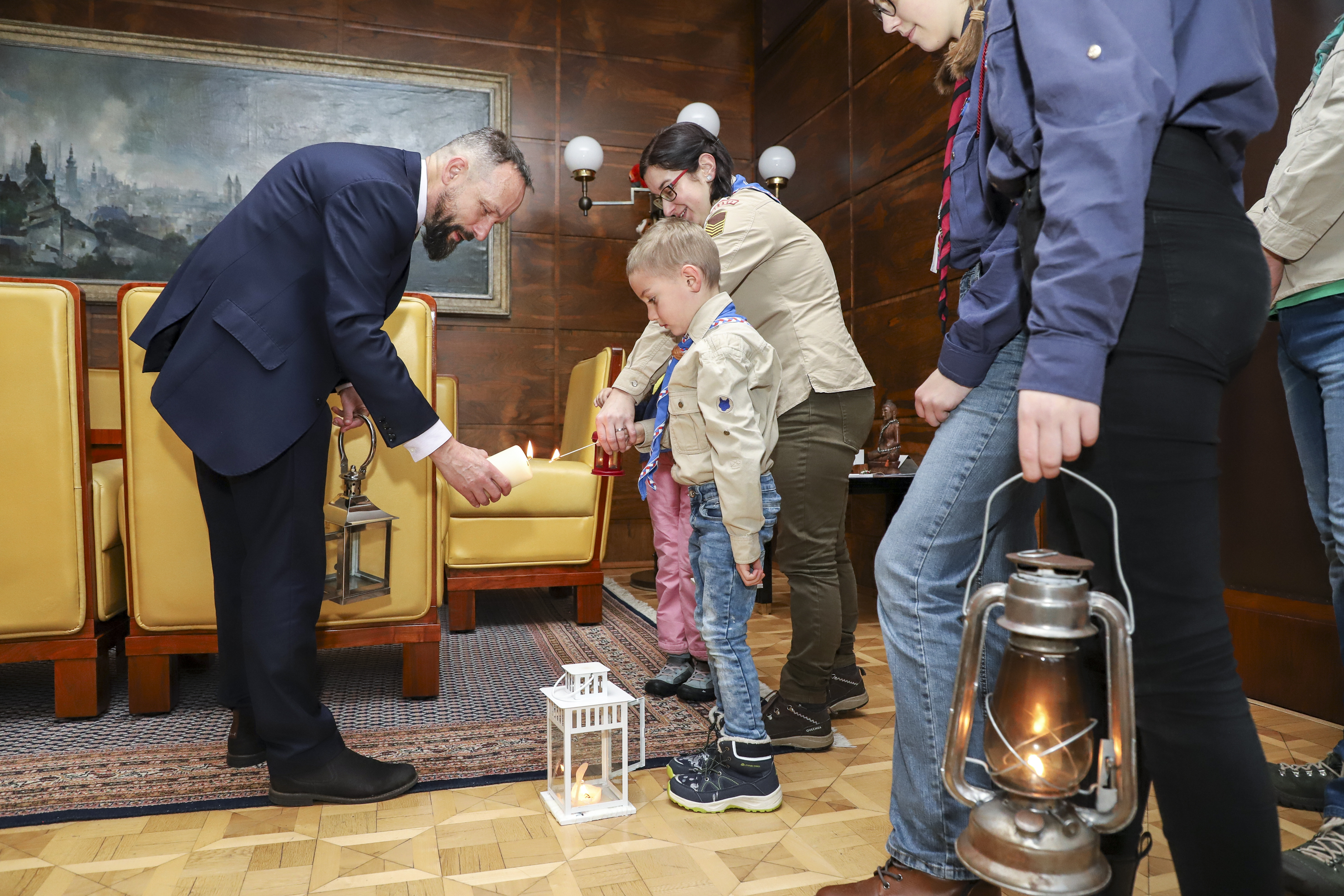 Primátor Tomáš Macura přebírá od skautů Betlémské světlo. Foto: Adolf Horsinka